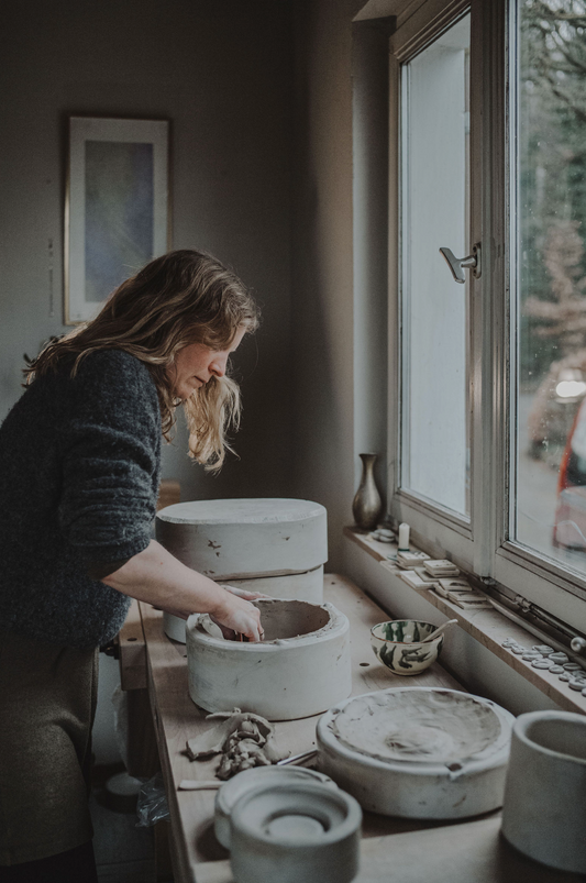 Wie entsteht eine handgetöpferte Urne?