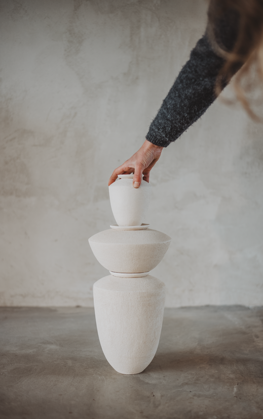 Absenkhilfe für Urnen – erdfarben